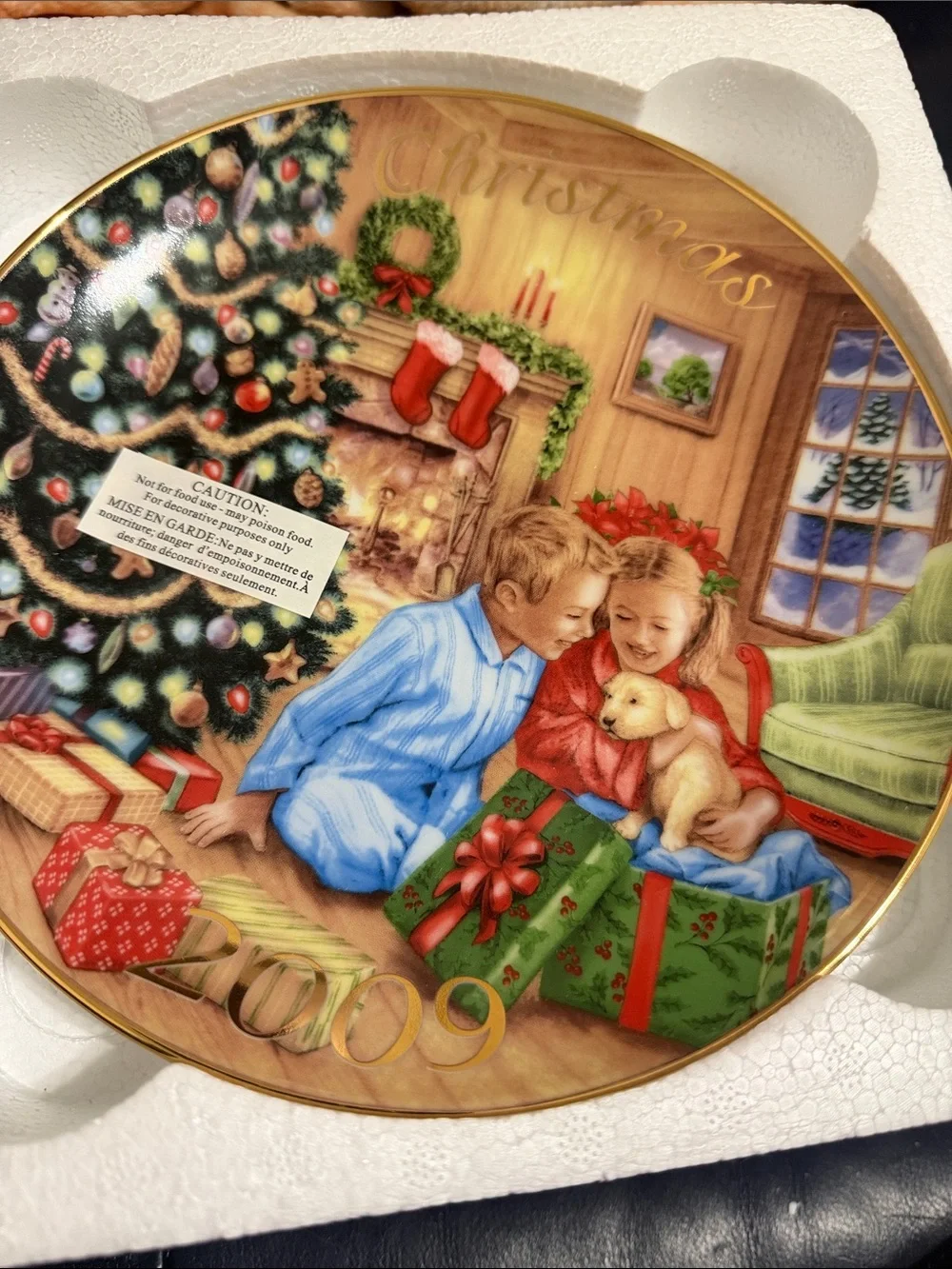 Avon 2009 Holiday Decorative Collector Plate - 22k Hold rim.